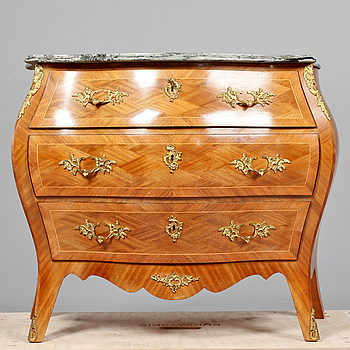 402173. BYRÅ, rokokostil, 1900-talets andra hälft.