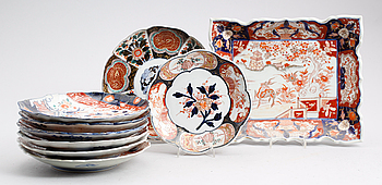 402533. TALLRIKAR, 8  st samt FAT, snarlika, porslin, Imari, Japan, 1900-talets första hälft.