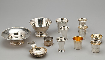 404001. PARTI SILVER, 12 delar, bland annat en tumlare, med otydliga stämplar, troligen 1800. Vikt ca 580 gram.