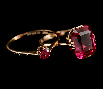 404368. RINGAR, 2 st, 18k guld med fasettslipade syntetiska safirer, 1900-tal. Vikt 6 g.