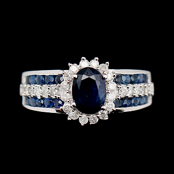 404453. RING, 10 k vitguld, safirer totalt 2.23 ct samt briljantslipade diamanter totalt 0.49 ct.
