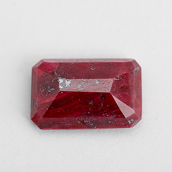 407406. RUBIN, röd, kvadratisk fasetterad, ca 64.40 ct.