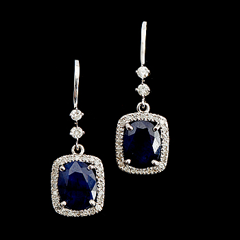 407503. ÖRHÄNGEN, 1 par, 14 k vitguld, blå safirer tot ca 5.65 ct samt briljantslipade diamanter tot ca 0.65 ct. Vikt ca 4.60 gr.