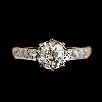 407509. RING, 18 k guld, platina, solitär briljant, ca 0.65 ct, 1900-talets första hälft. Vikt ca 2,63 gr.