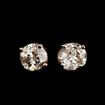 407514. ÖRHÄNGEN, 1 par, 14 k vitguld, solitära briljantslipade diamanter tot ca 0.50 ct.