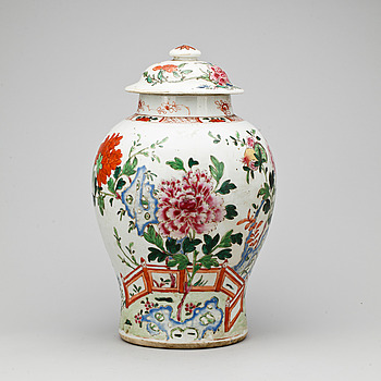 408024. URNA, porslin, Qing-dynastin 1800-tal.