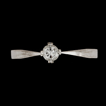 408267. RING, 18k vitguld, briljantslipad diamant, 0,15 ct enl inskription. Sverige 1900-talets andra hälft. Vikt ca 2 g.