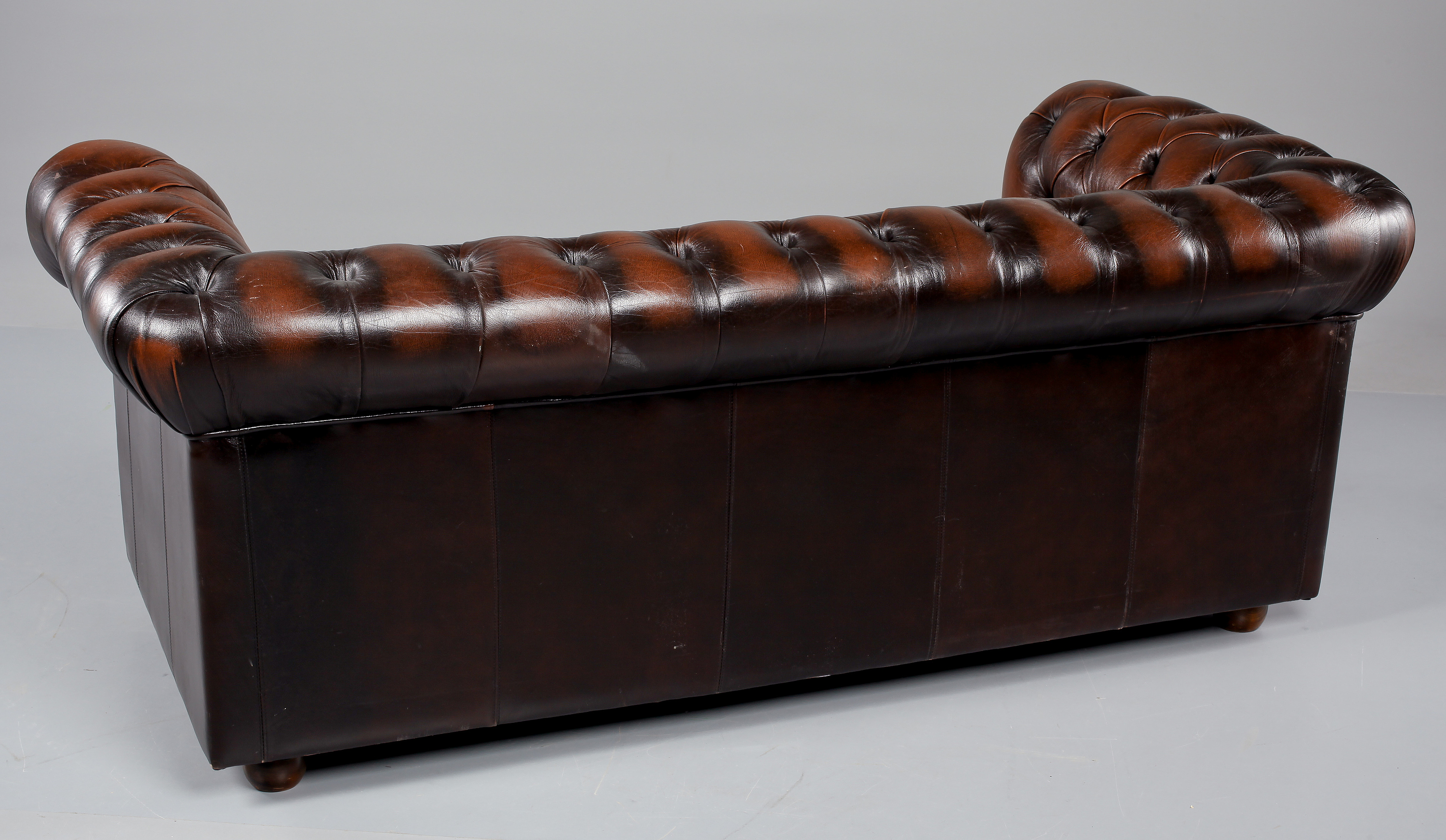 SOFFA chesterfieldmodell, Winchester Furniture, 1900talets andra hälft