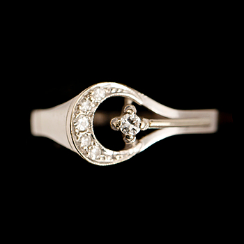 409501. RING, 18 k vitguld, briljantslipade diamanter.