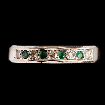 409502. RING, 18 k vitguld, 5 briljantslipade diamanter 0.12 ct enl gravyr samt 4 smaragder.