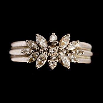 409605. RING, 18 k vitguld, diamanter 0.62 ct enl gravyr. Total vikt ca 5 g.