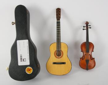 40995. MINIATYRGITARR, och FIOL.