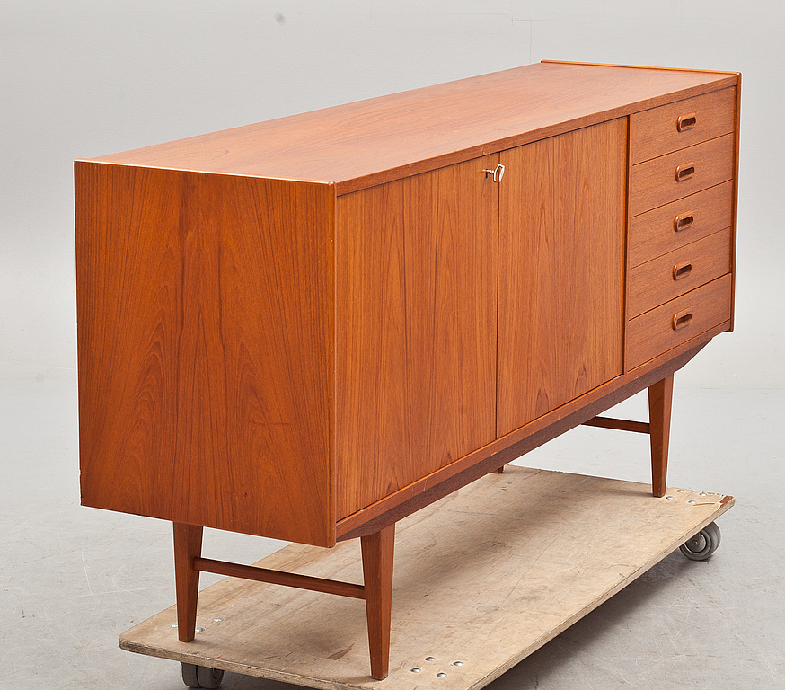 SIDEBOARD
