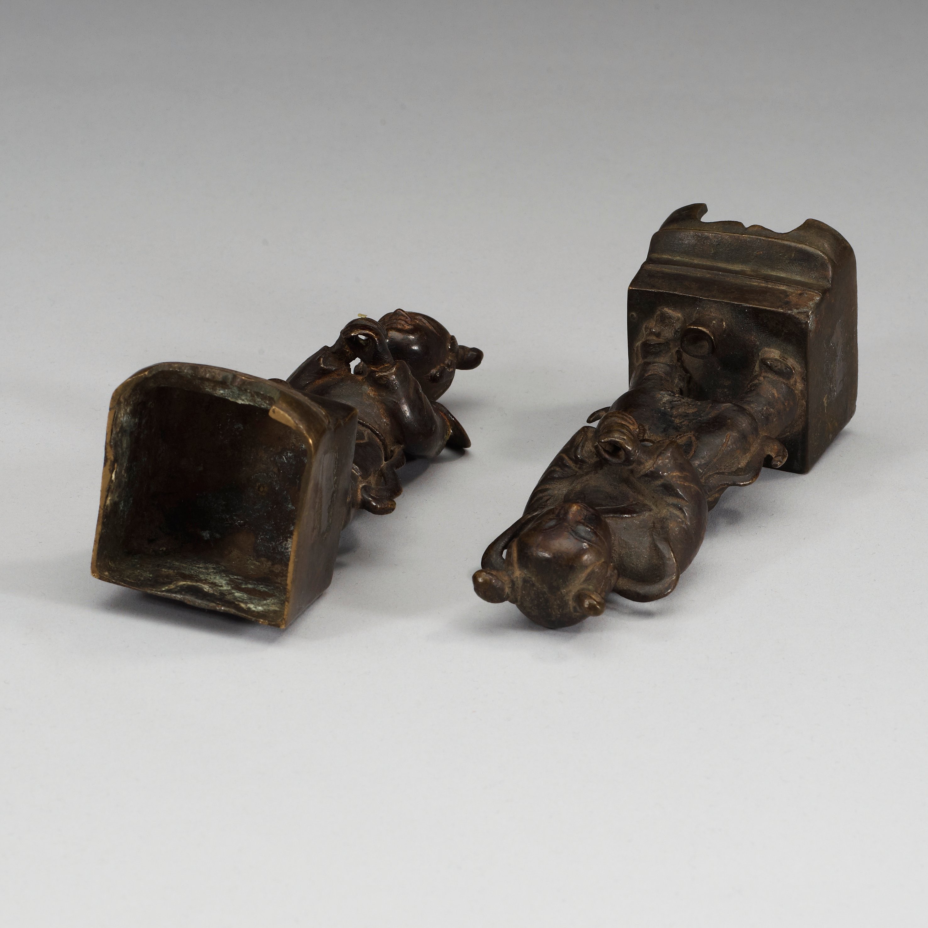 A pair of bronze joss stick holders, Qing dynasty. Bukowskis