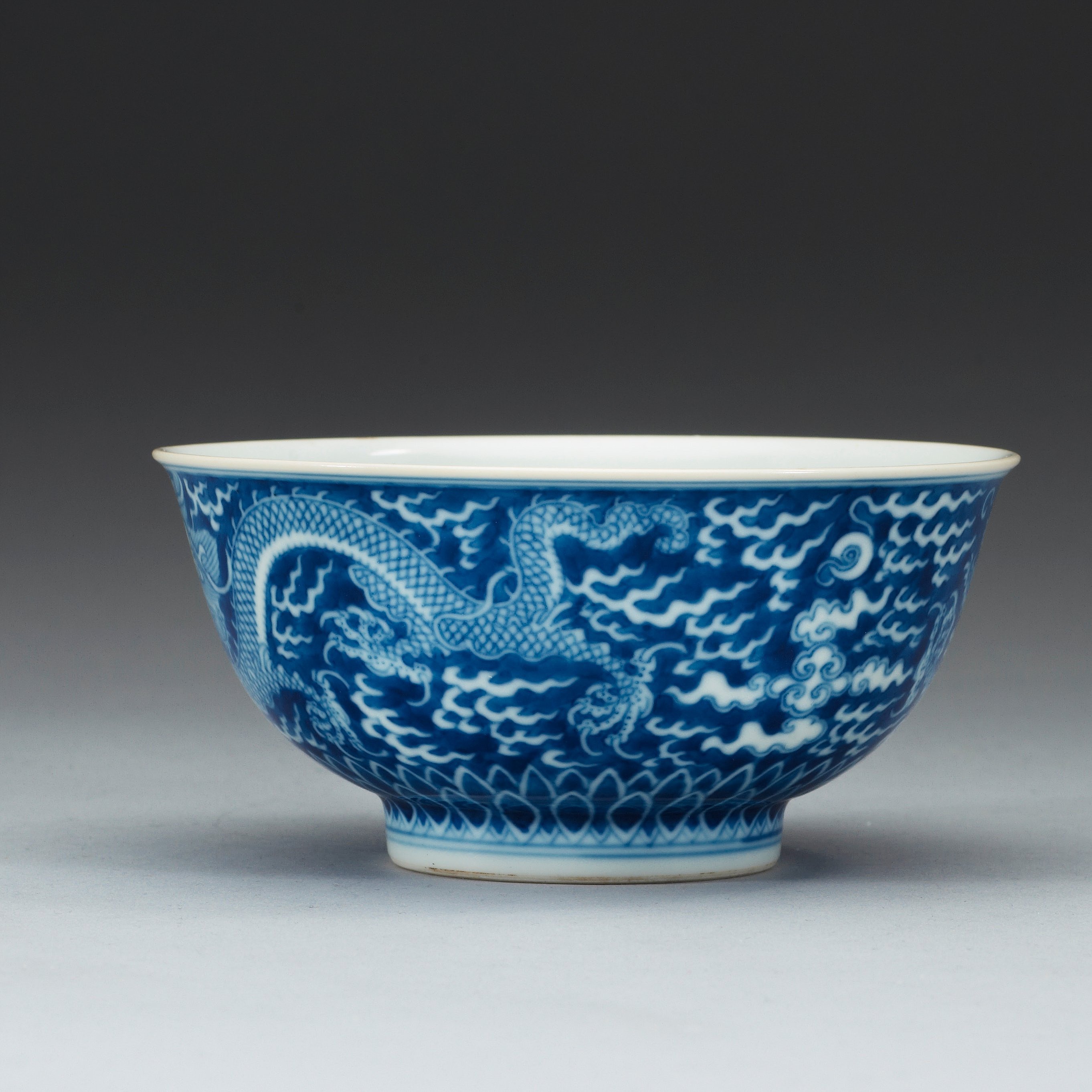 A blue and white bowl, Qing dynasty with Qianlong mark. Bukowskis