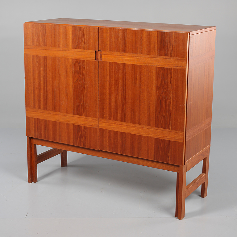 SIDEBOARD
