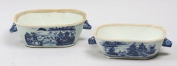 42041. SMÖRTERRINER, ett par. Porslin. Kina, 1700-tal.