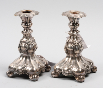 42525. LJUSSTAKAR, ett par. Barockstil. Nysilver.