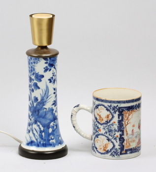 42689. BORDSARMATUR SAMT MUGG, porslin, Kina. Kangxi resp Qianlong.