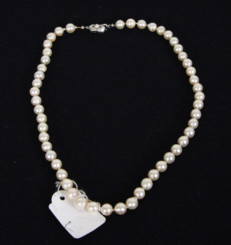 43851. PÄRLCOLLIER med silverlås.