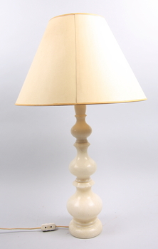 44083. BORDSARMATUR, alabaster. 1900-tal.