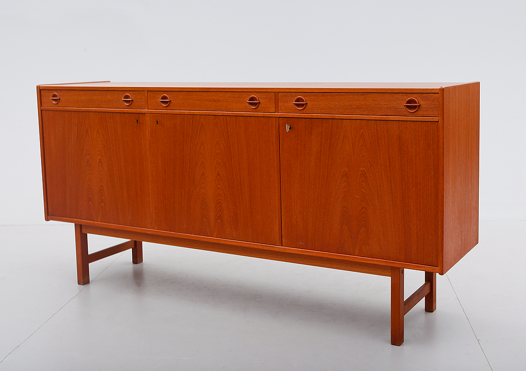 SIDEBOARD