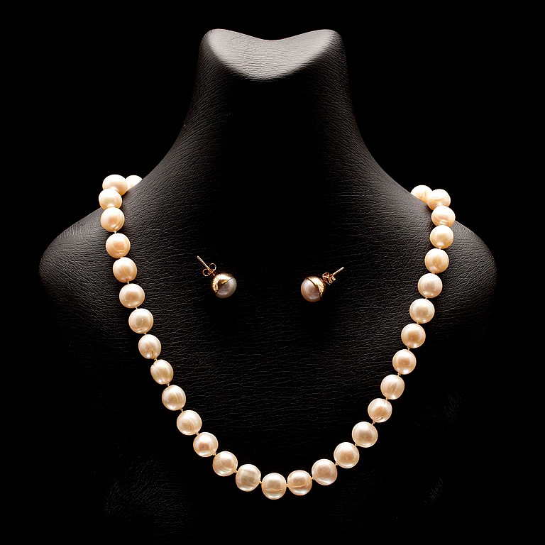 PÄRLCOLLIER samt ÖRHÄNGEN