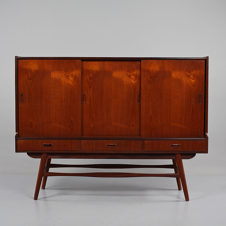 SIDEBOARD