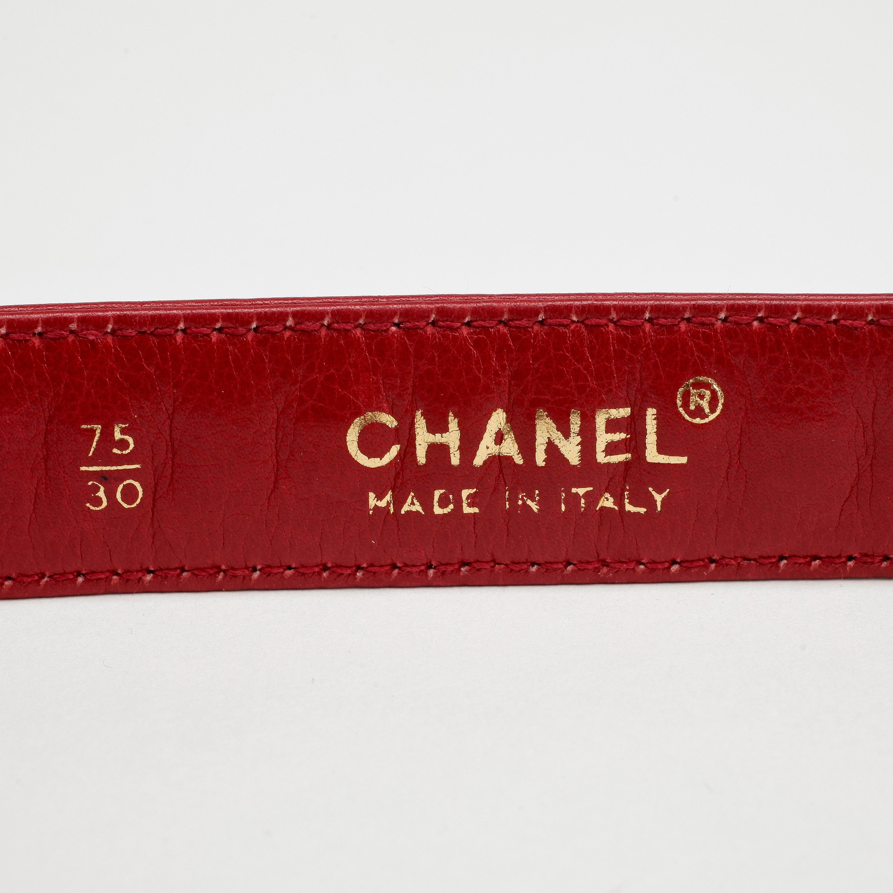 CHANEL, a red leather and gold chain belt. Bukowskis
