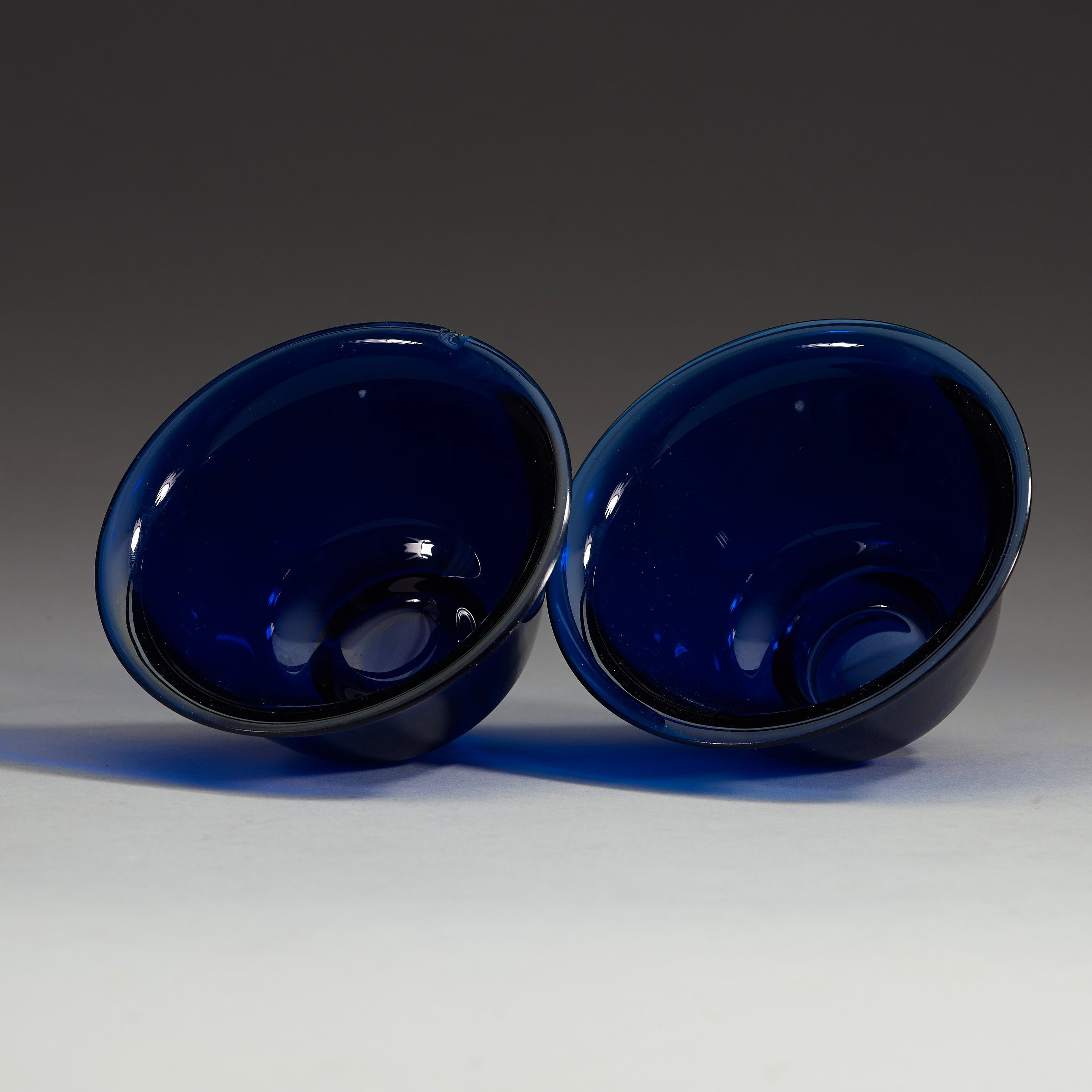 Two blue Peking glass bowls, late Qing dynasty. Bukowskis