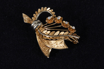 47443. BROSCH, guld och briljanter.
