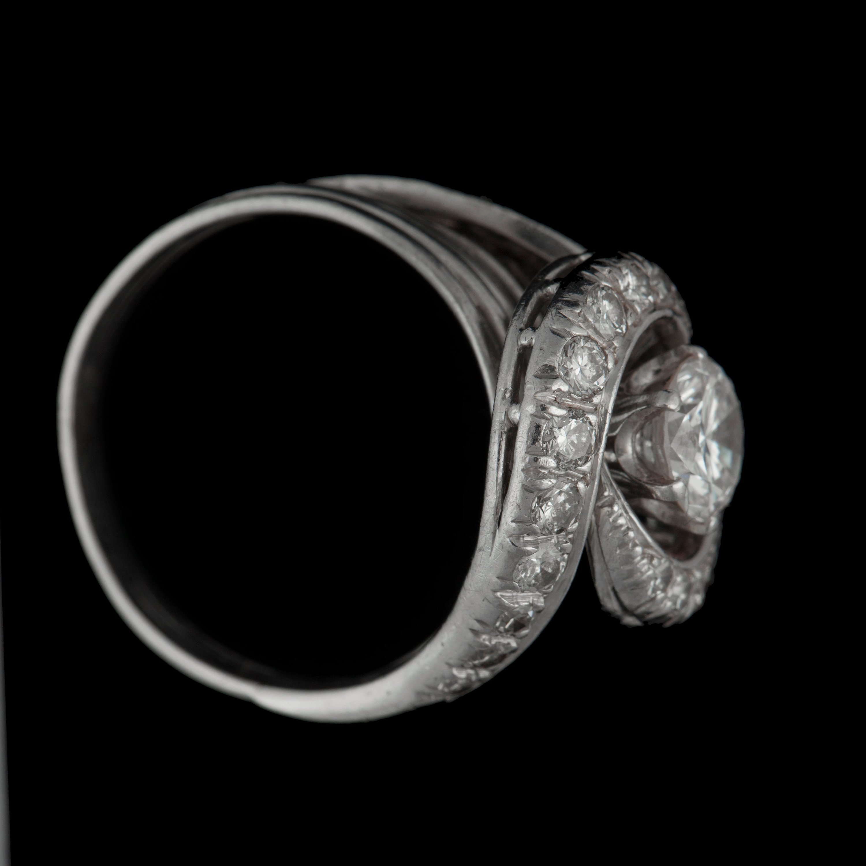 RING Med Briljantslipade Diamanter Mittsten Ca 0 90 Ct Mindre Stenar ring-med-briljantslipade-diamanter-mittsten-ca-0-90-ct-mindre-stenar