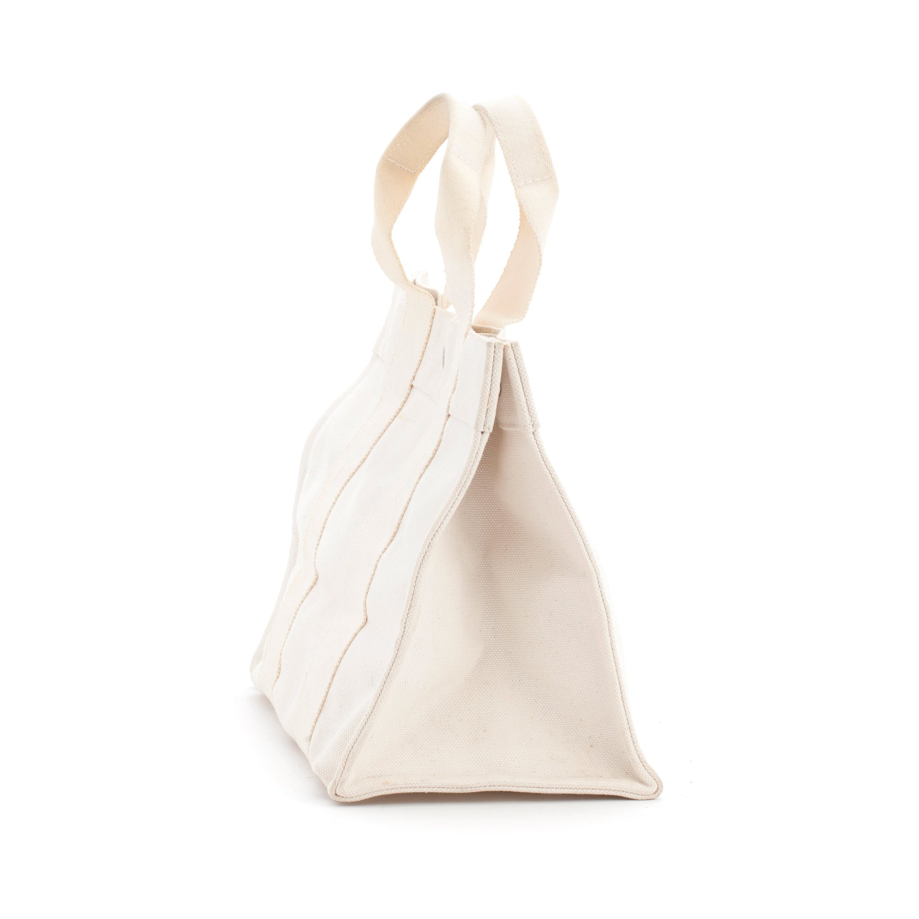 HERMÈS, a white canvas handbag. Bukowskis