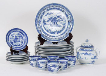 48837. SERVISDELAR, 19 st, porslin, Kina, 1800-tal.