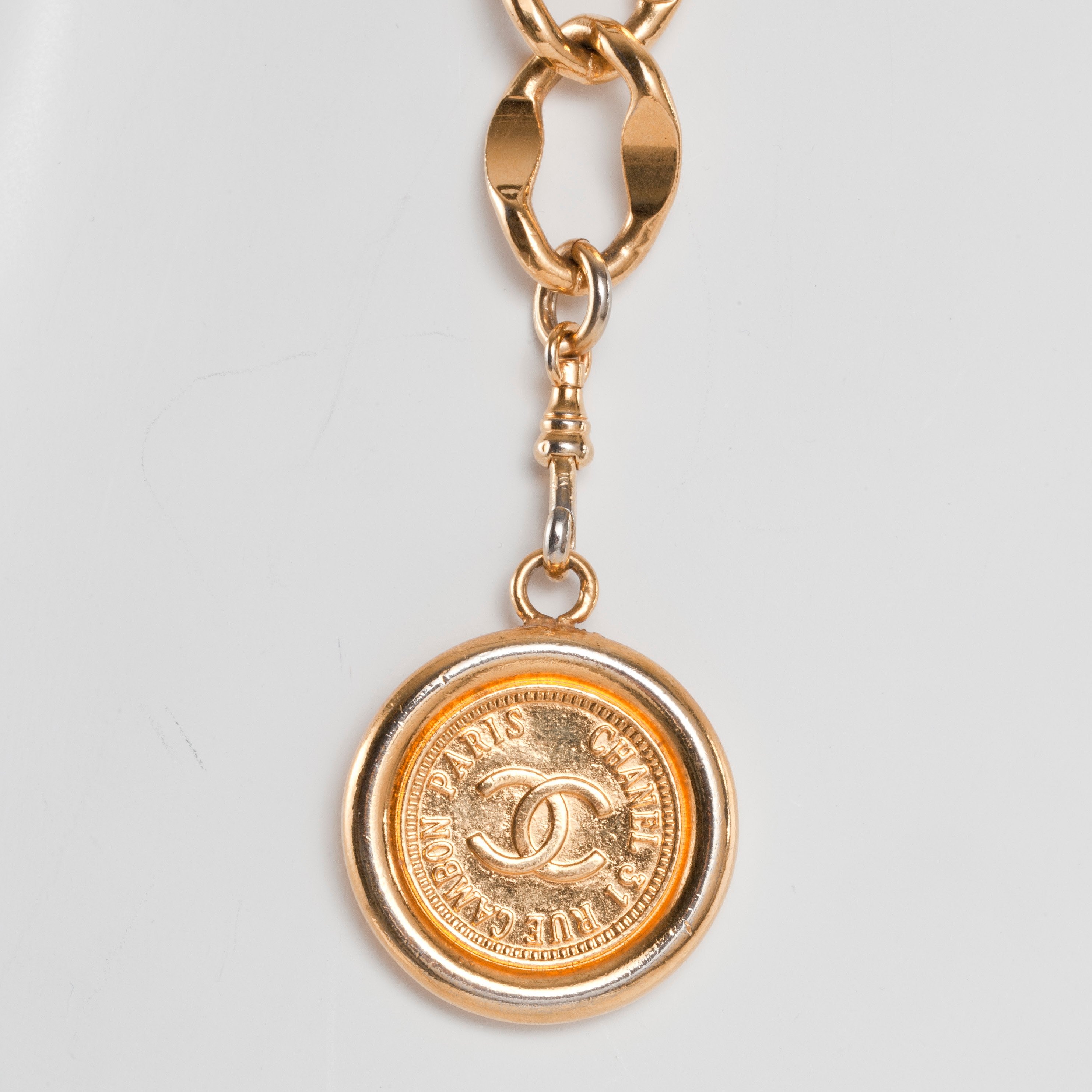 CHANEL, a gold metal chain belt. Bukowskis