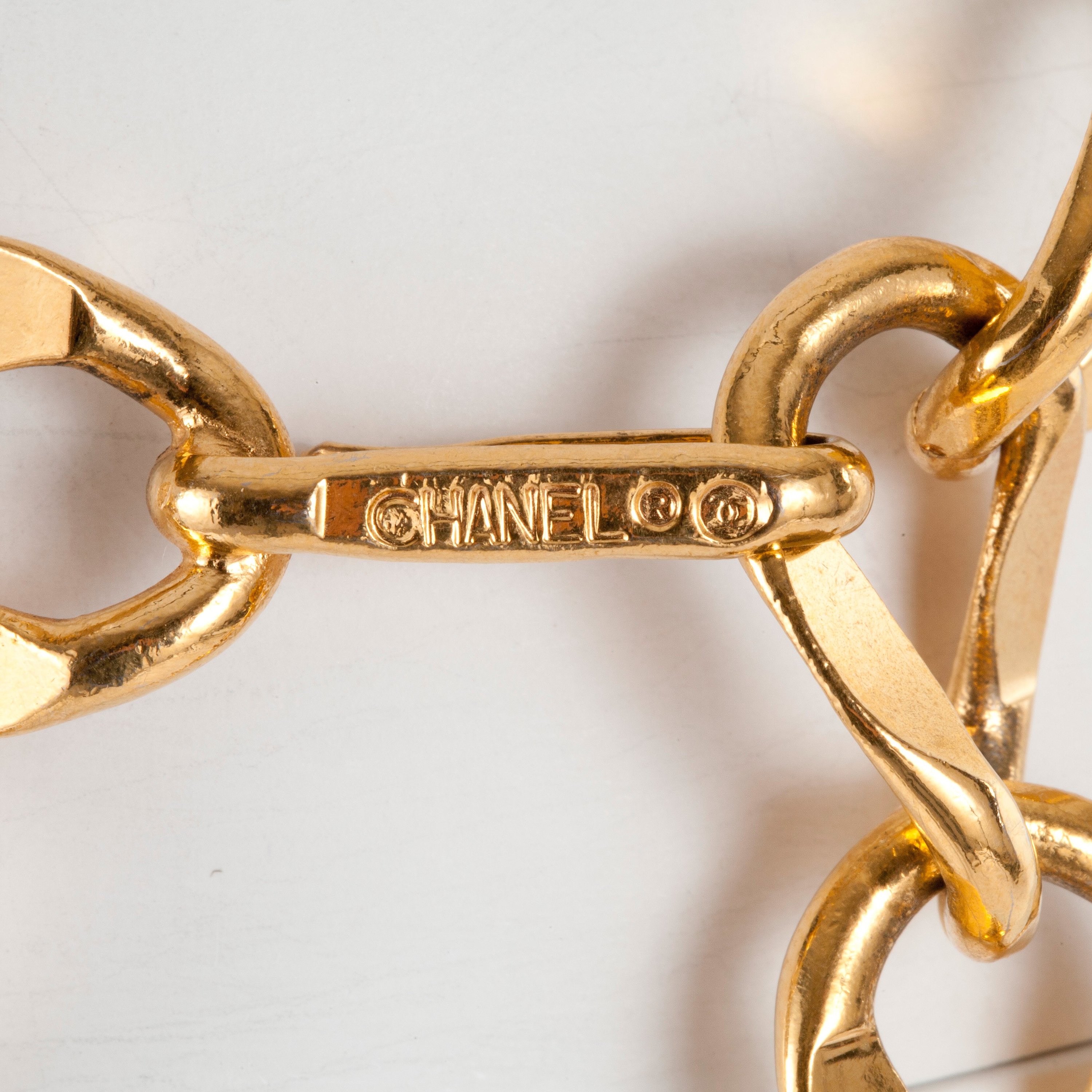 CHANEL, a gold metal chain belt. Bukowskis