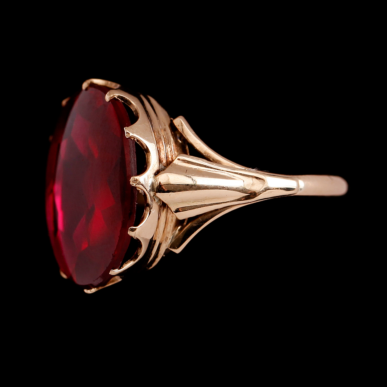 RING, 14 k guld med röd sten, 1899. Total vikt ca 4 g. - Bukowskis