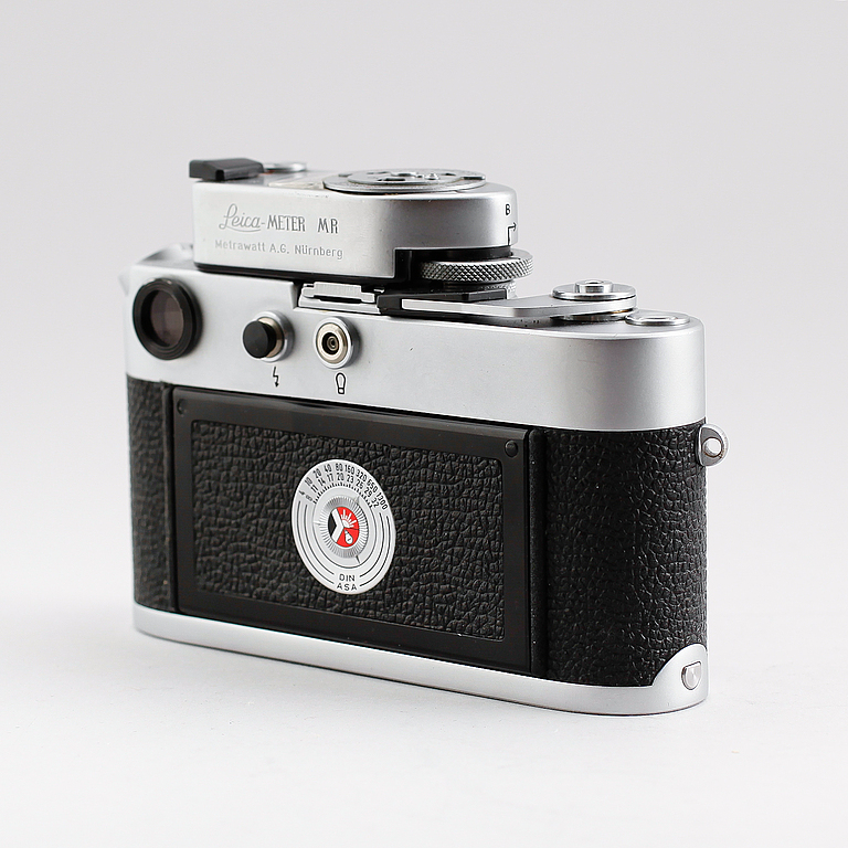 KAMERA samt OBJEKTIV, 1+2, Leica M4 Schwarz Lackiert, nr 1227403, med Leica-Meter, 1969.