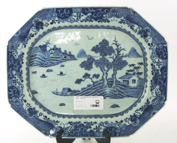 49447. UPPLÄGGNINGSFAT, porslin, Kina, 1800-tal.