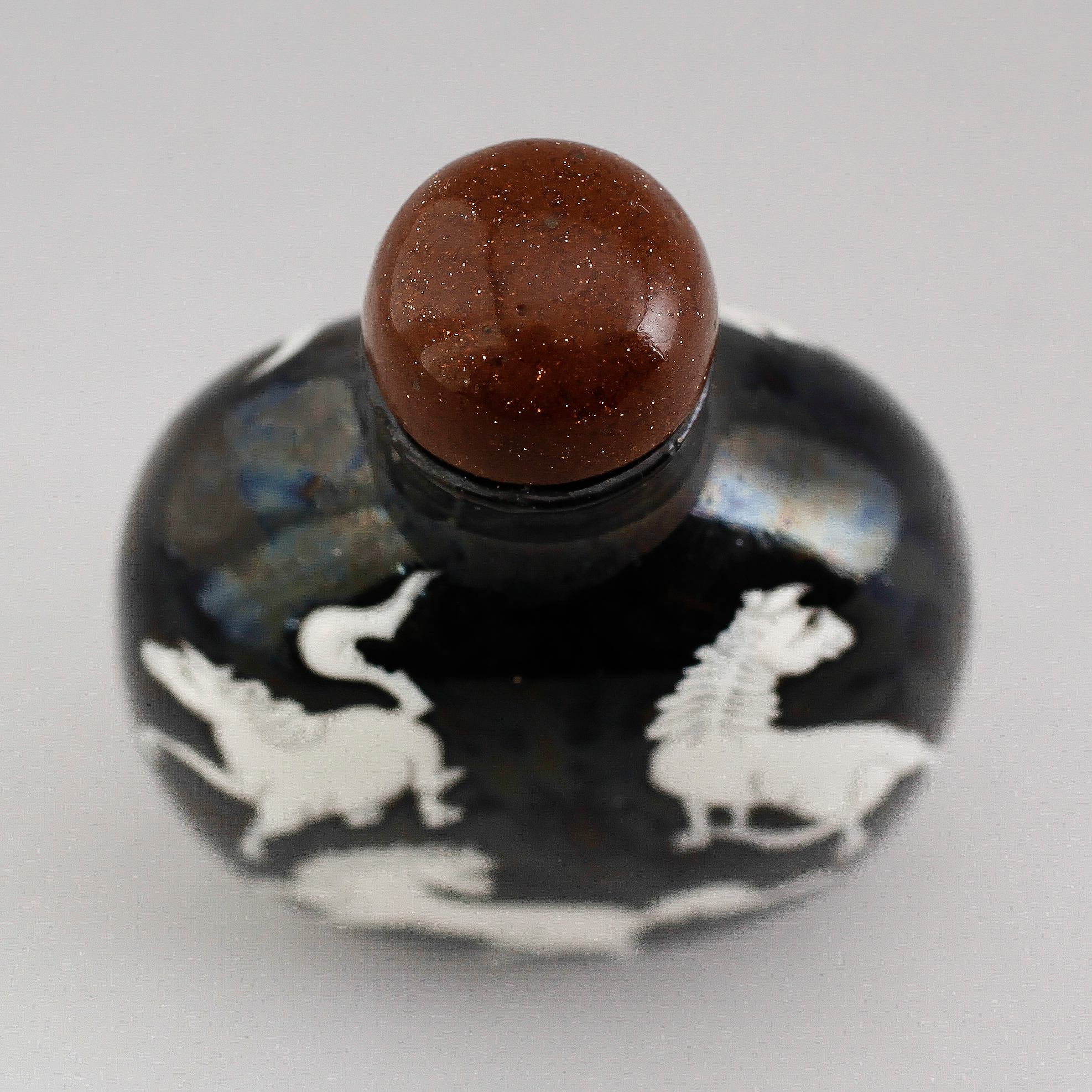 An enamelled porcelain snuff bottle with stopper, Qing dynasty (1644