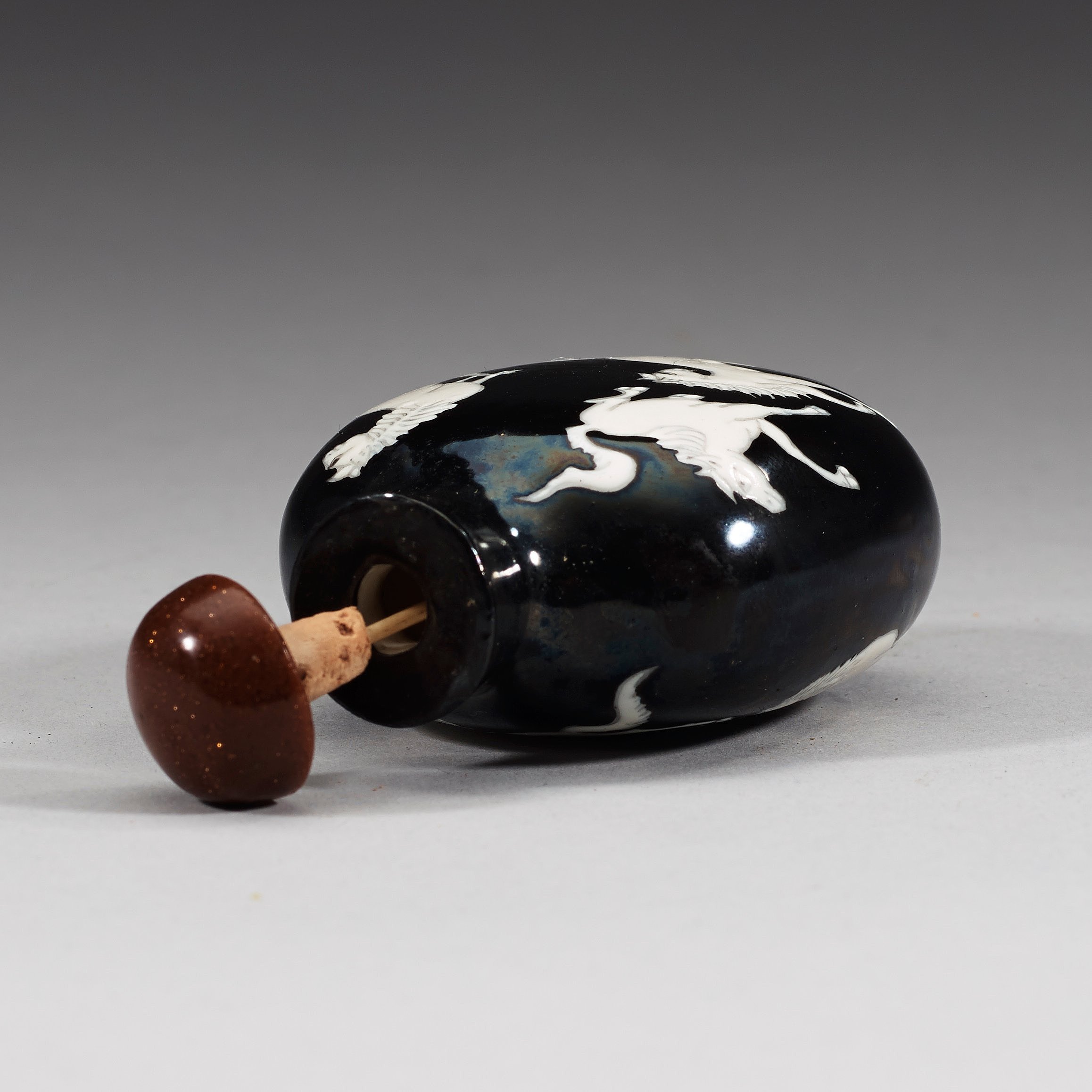 An enamelled porcelain snuff bottle with stopper, Qing dynasty (1644
