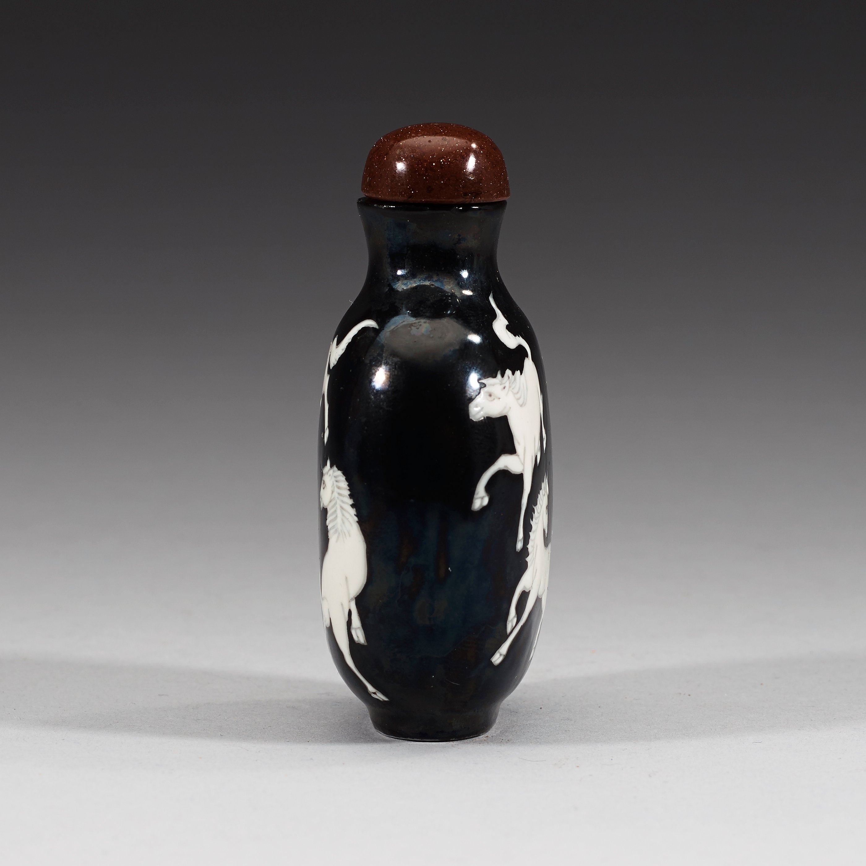 An enamelled porcelain snuff bottle with stopper, Qing dynasty (1644