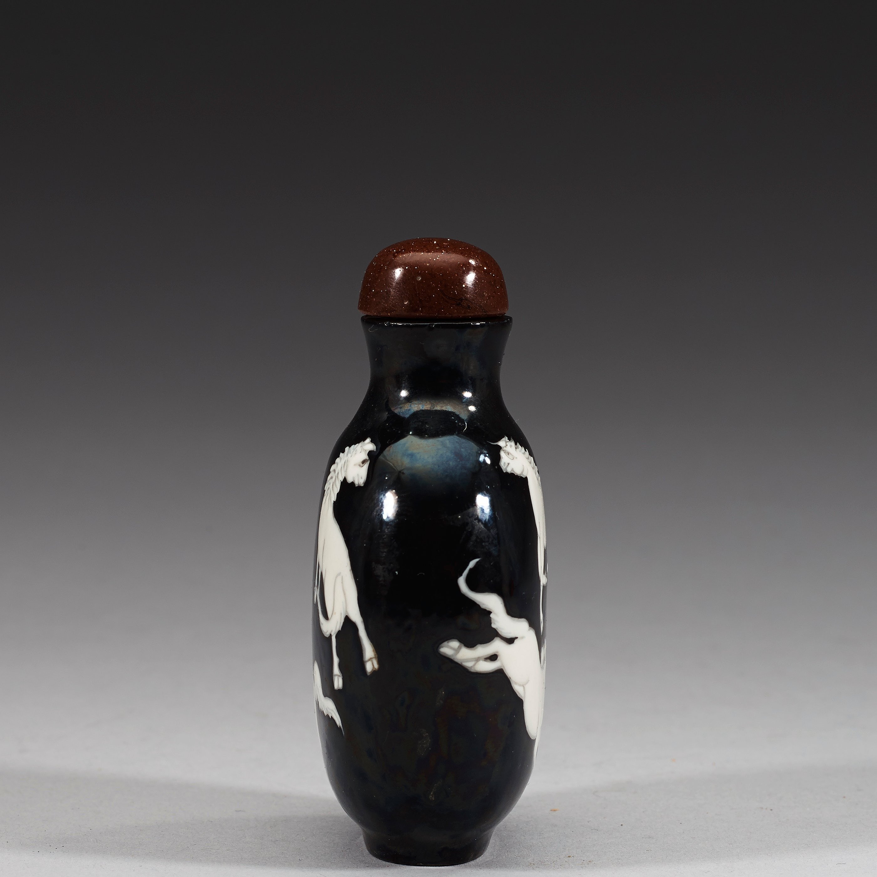 An enamelled porcelain snuff bottle with stopper, Qing dynasty (1644