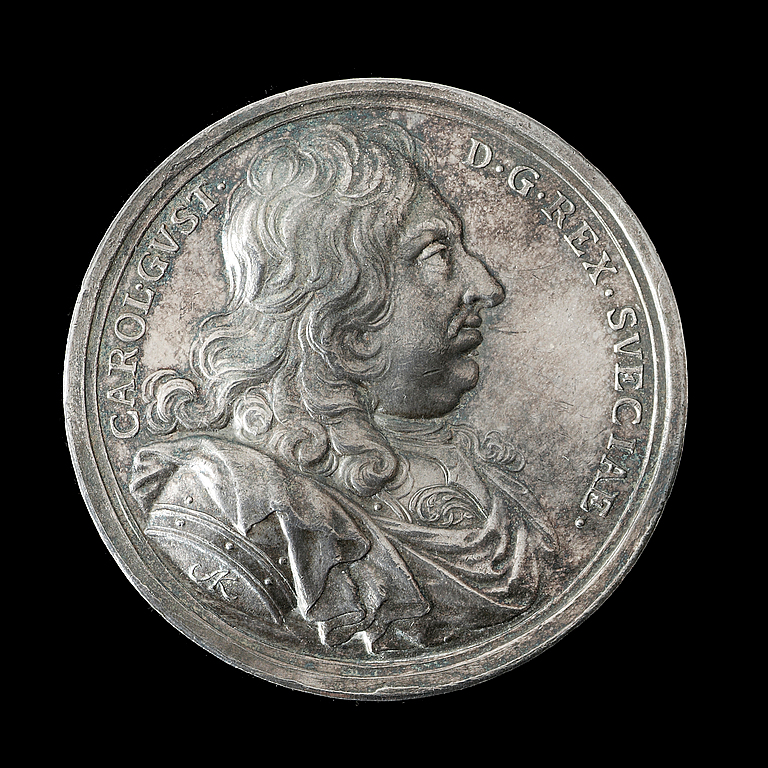 MEDALJ, Karl X Gustav. Kungens lugn och självförtröstan. Utförd av A. Karlsteen 1702. Silver 5,2 cm 63,6 g.