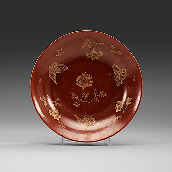 81. A cappuciner brown dish decorated in gold, Qing dynasty (1644-1912) with Qianlongs seal mark.