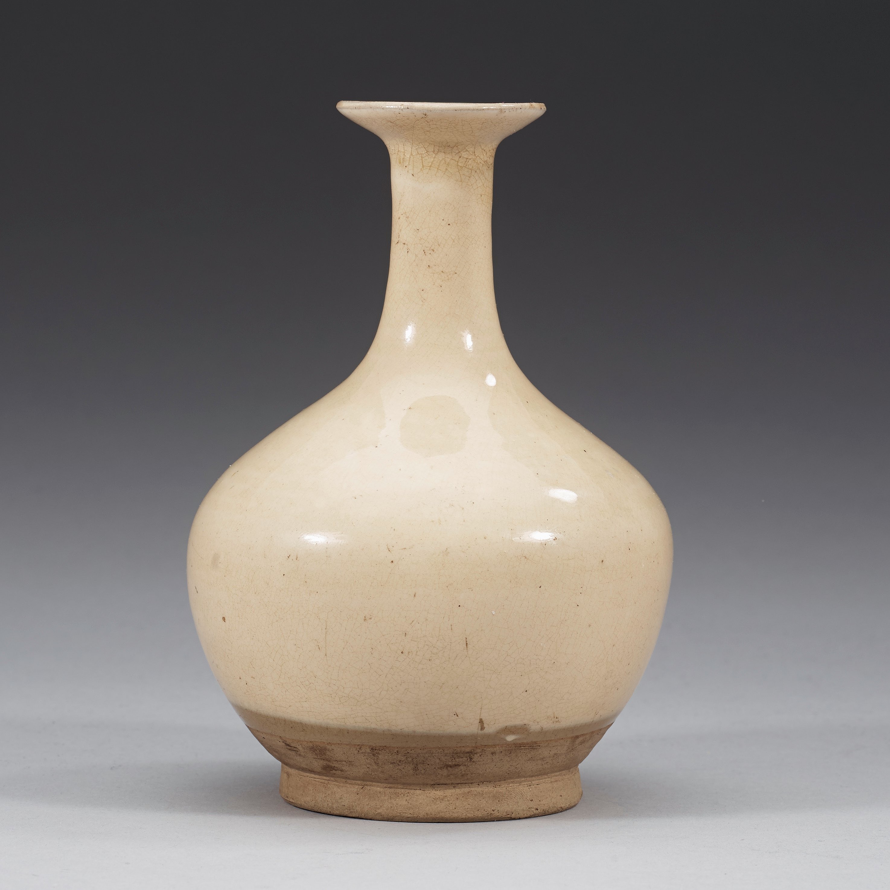 A white glazed vase, Song dynasty (9601279). Bukowskis
