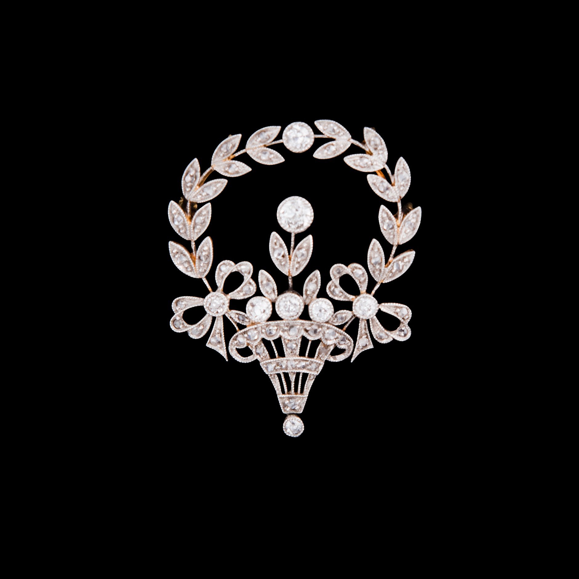 A BROOCH. БРОШЬ, золото 18 кар., бриллианты. Вес ок. 6,1 гр. - Bukowskis