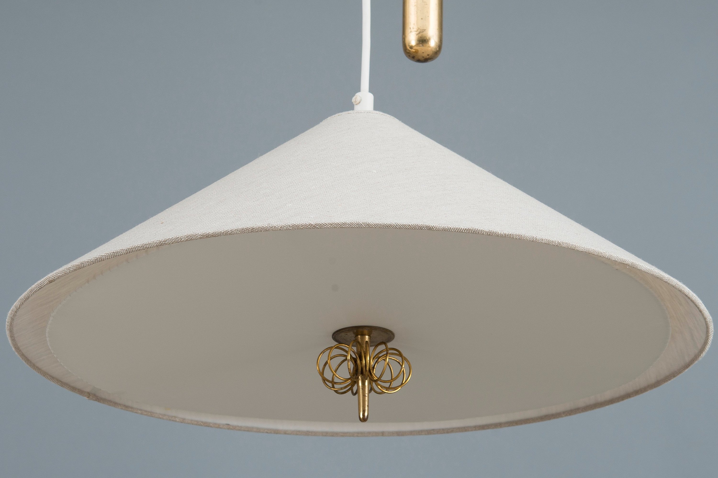 Paavo Tynell, AN ADJUSTABLE PENDANT LIGHT. - Bukowskis