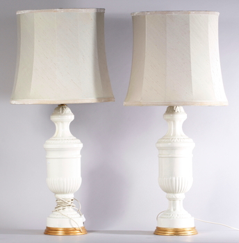 5151. BORDSARMATURER, ett par. Porslin.