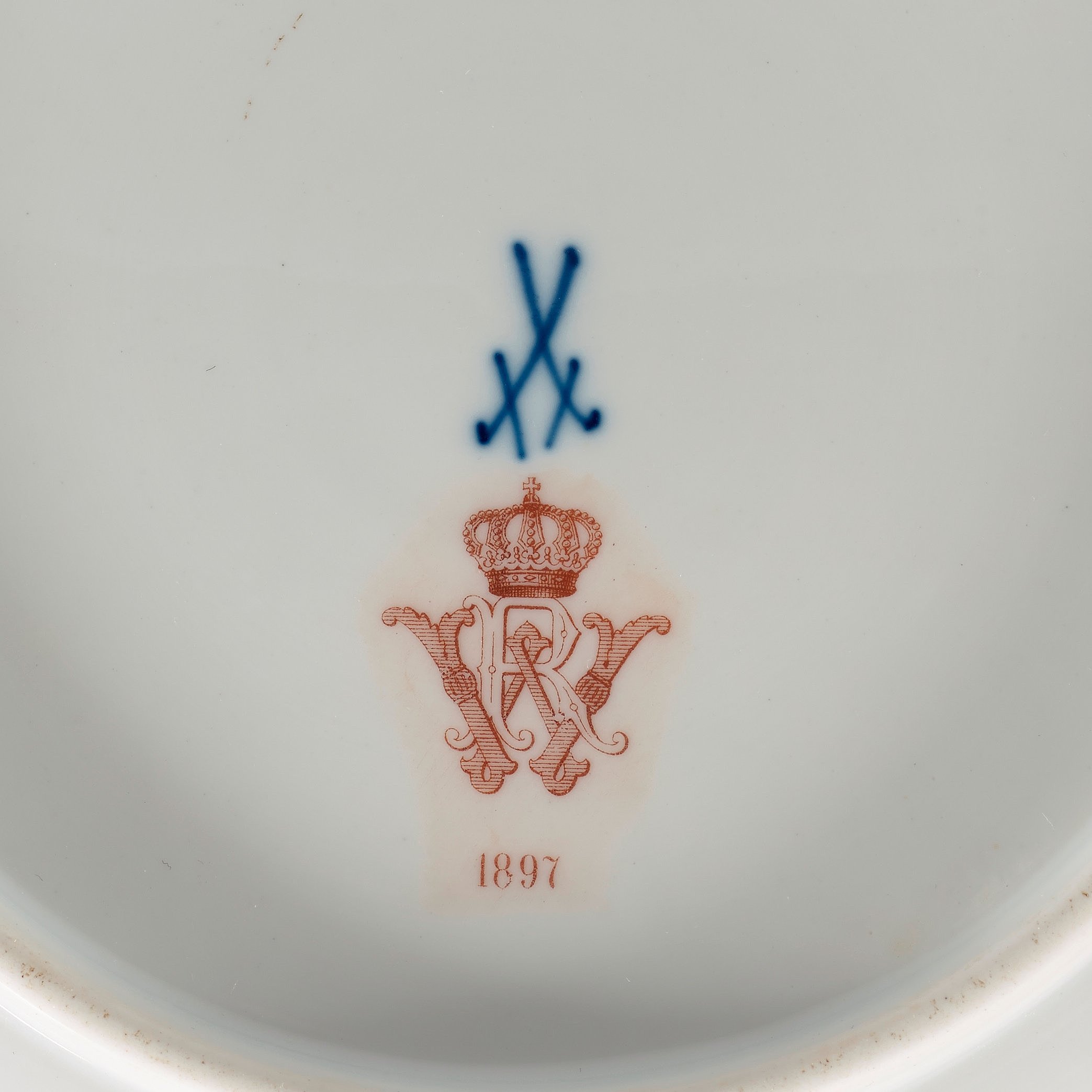 A pair of Meissen dinner plates, 